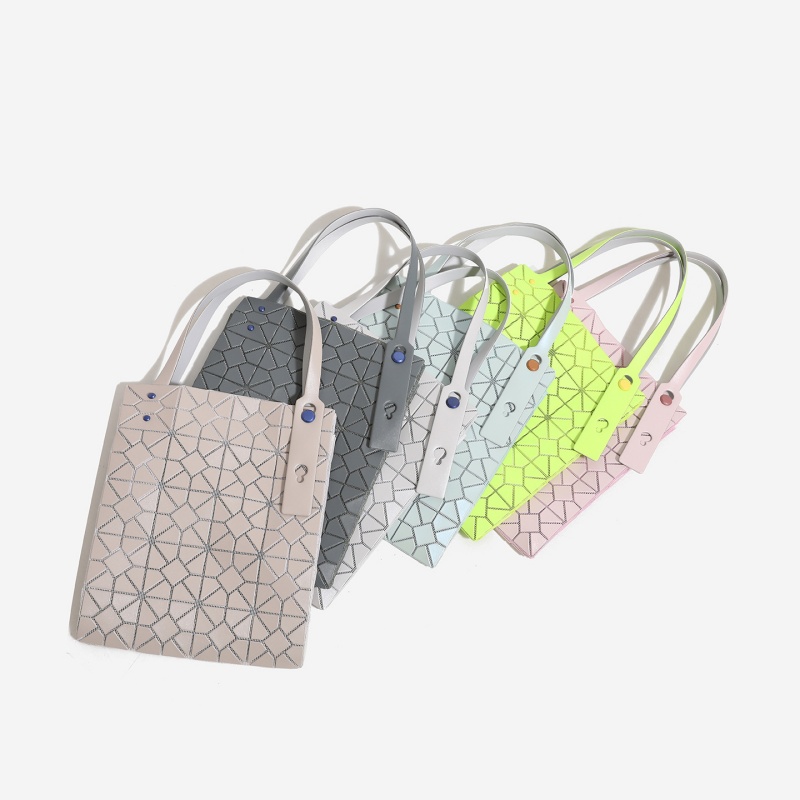 Tas Tote Geometris Berhias Ber - Women Bags 2026 Trends ulasan dan harga
